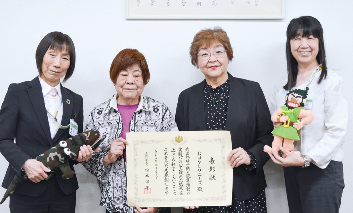 (左から)細川教育長、冨永さん、松島さん、市生涯学習部の清水芳枝部長