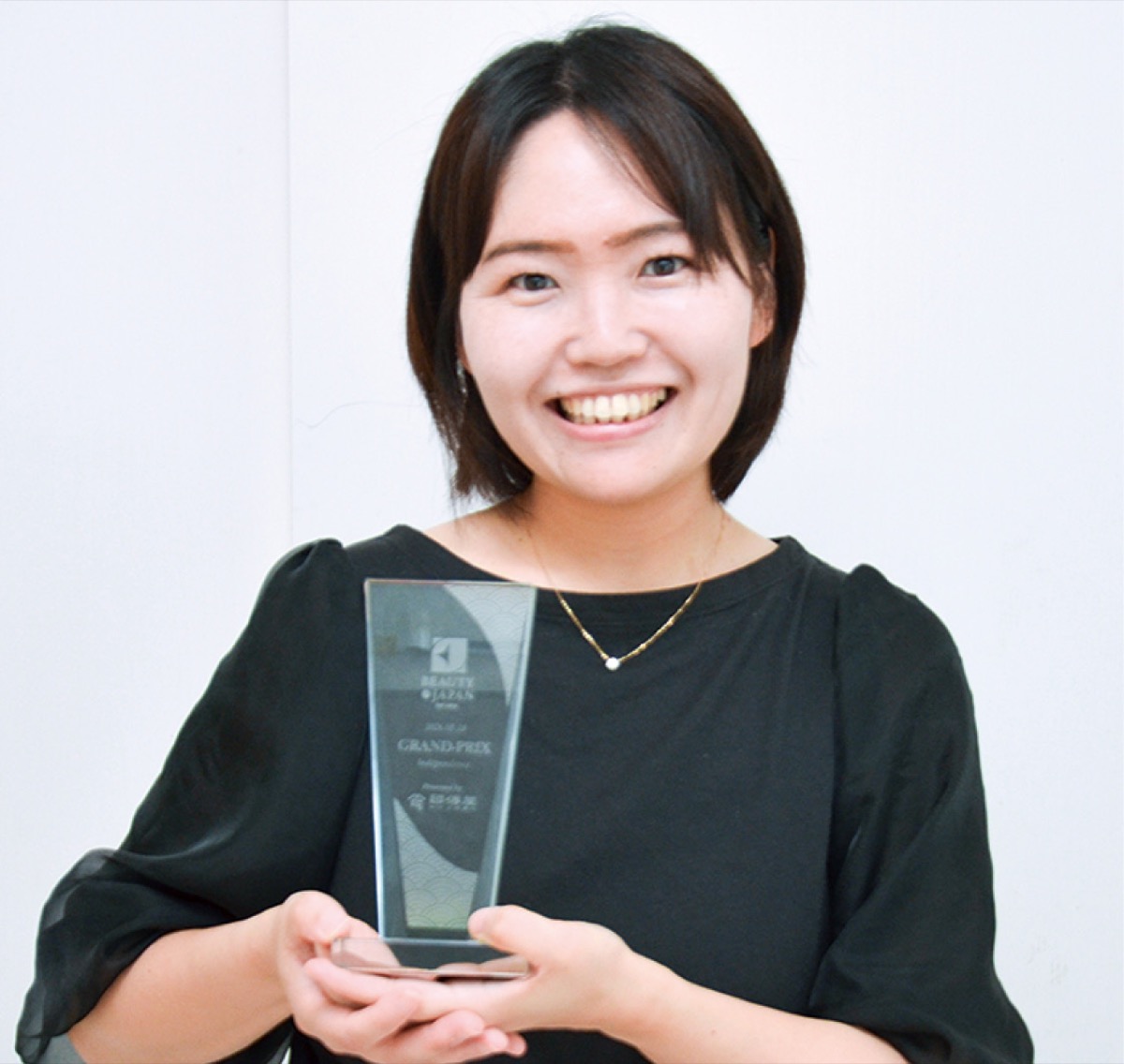 トロフィーを手に藤村さん