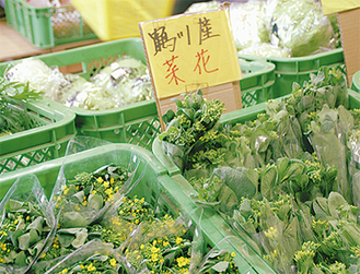 地元産で安心・安全の野菜がどっさり（写真 鶴川店）