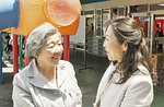 写真左：記念式典後に言葉を交わす石立元主任（写真左）と櫻井現園長。親子共々笑顔で50周年を迎えた