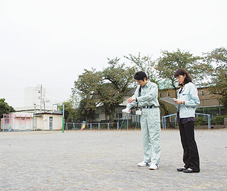 空間放射線量を測る市の職員。（10月24日・市立町田第二小学校校庭）