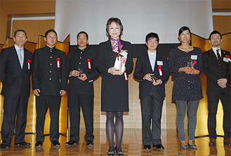 昨年はグランプリの和地恵美さん（中央）のほか日大三校野球部やビーチバレー溝江明香さんなどが受賞した