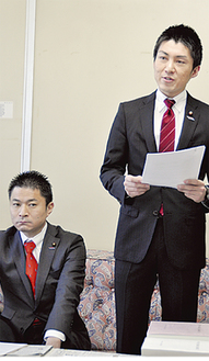 柿沢未途代議士（みんなの党）とともに会見する白川哲也氏（右）