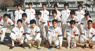 登録メンバー16人とキャプテン・賀上さん（写真後列右端）
