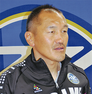「サポーターも選手と一緒に戦ってほしい」とインタビューに答える秋田豊監督