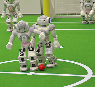 ロボット工学、人口知能を駆使し競い合う。未来の社会が垣間見れる（写真＝玉川大学提供）