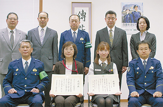 （前段左から）武智署長、三瓶局長、富永さん、渡曾副署長