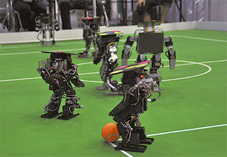 ロボットが巧みにボールを蹴る