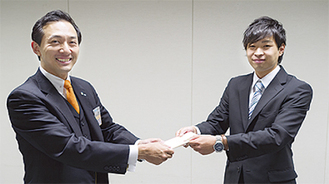 笹倉宏太さん（右）より町田ＪＣ新井克尚理事長へ寄付金が手渡された