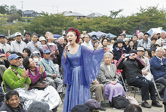 写真上＝安倍里葎子さんのオンステージ。観客席にも降り立ち、観客は大盛り上がり