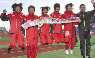 メンバーと優勝を喜ぶ関根花観選手（左端）