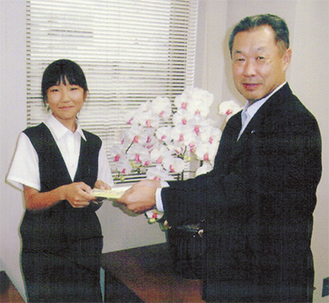 清水浩社長（右）から実用新案認定書を授与される中野結菜さん（提供写真）