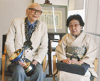 「夫婦で合わせて１８１歳だよ」と笑う三橋國民氏（左）と奥さんのしげ子さん