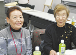 大武鈴子さん（左）と渡辺幸子さん（右）は同じ福島県浪江町でご近所づきあいをしていた仲。この日が震災後初めての再会。