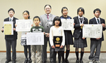 ほかの受賞者とともに石阪丈一市長（後列左から３人目）を表敬訪問（３日）