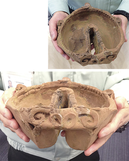 （写真上）新たに市有形文化財に指定されたクルミ形土器の上部（写真下）側面には獣面を模したような造形