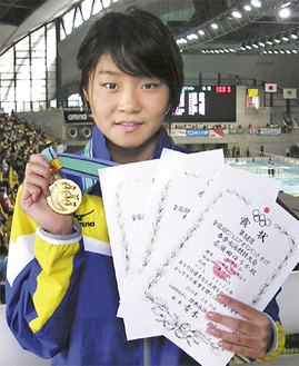 メダルを手に笑顔を見せる奈須田ゆうかさん