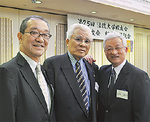 （右から）山中さん、山本会長、根岸事務局長