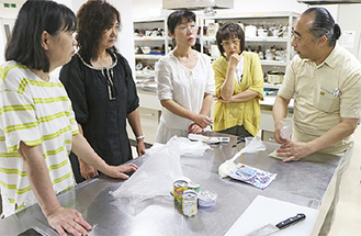 お米の炊き方を教える重枝由晃さん＝市民フォーラム調理室