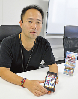 ゲームアプリを操作する川村真也代表