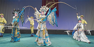 華やかな衣装で演舞する京劇