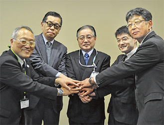 右から庭野理事長、関根会長、石阪市長、小川会長、塩崎理事