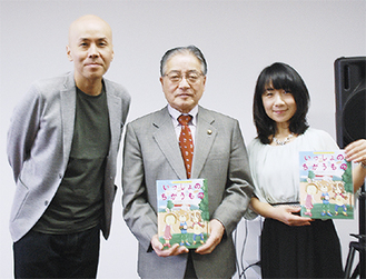 左からエイイチさん、石阪丈一町田市長、さるびあ亭かーこさん
