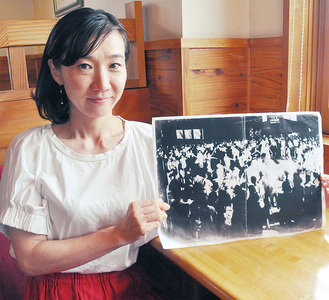 １９４６年当時の写真を持つ宇野津さん