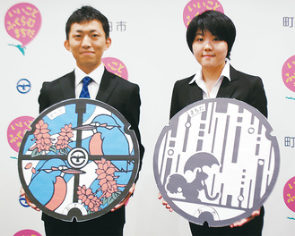 受賞作品を手にする中尾さん（左）と吉田さん