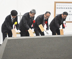 起工の儀で鍬入れを行う佐藤理事長（左から２人目）