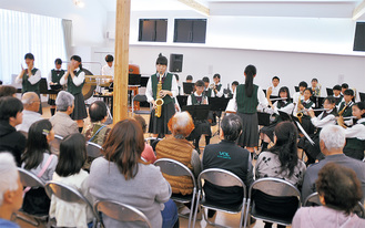 クラシックから日本民謡まで、様々な演奏に耳を傾ける入居者ら