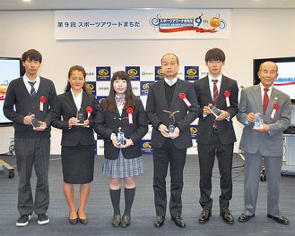 グランプリの冨高さん（左から３人目）と受賞者ら