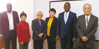 大使館を訪問したときのもの。左から4人目が斉藤恵津子代表（本人提供）