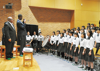 モーヴェン大使（左）にナミビア国歌を披露する生徒たち