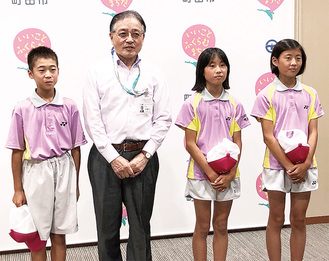 写真左から宮城和弥さん、石阪市長、安達翠さんと碧さん姉妹