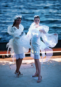 クラゲをモチーフにした、海洋プラスチックごみで作られたドレスERINA KASHIHARA Jellyfish/Avenir & Futuro（Photographer:Andras Schram）