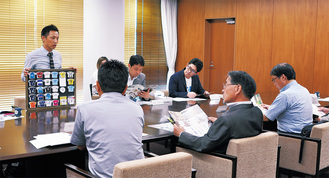 認定商品を石阪市長（写真中央）に説明する受賞者