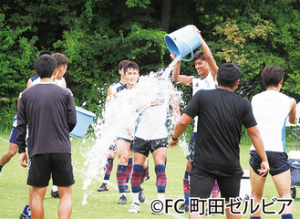 練習後、ロメロフランク選手に水かけの儀式で誕生日を祝福する選手たち