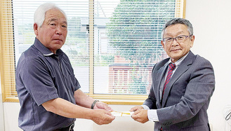 贈呈式で飯館村商工会の菅野会長へ支援金を手渡す猪俣さん＝（写真右）