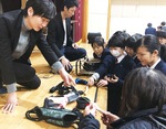 生徒らに装具の説明をする島田さん（右）