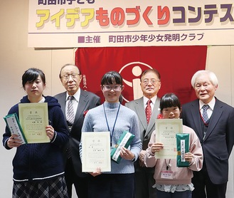 左から金賞を受賞した近藤さん、大澤さん、阿久津さん