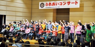 一生懸命合唱する「若葉とそよ風のハーモニー合唱団」は、町田市障がい者青年学級と本人活動の会「とびたつ会」、地域の障害がある人たちで構成