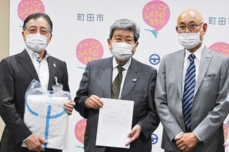 左から石阪市長、佐藤理事長、（株）ナルドの醍醐正武社長