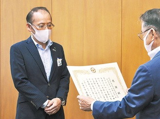 石阪市長から感謝状を渡された西岡支社長