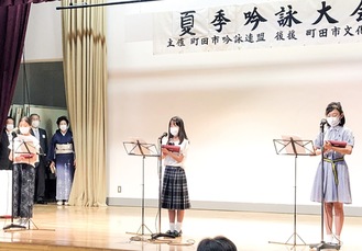 詩を詠む田島さん、小川さん、池田さん＝左から