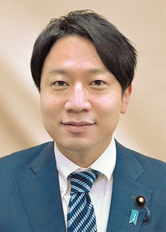 東京大学卒。2012年、衆議院初当選（4期目）。第52代自民党青年局長。40歳