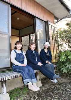 まちの縁側に座る（左から）秋田さん、木村さん、翁さん