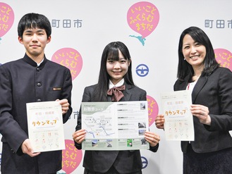(左から）冊子を手にする柳さん､宇佐美さん､堂本陽子校長
