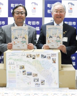 地図を手にするサルビアＲＣ・高橋会長(左)と社協・鈴木会長