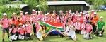 67分間の社会奉仕活動を行うネルソン・マンデラ国際デー（７月18日）に合わせて南アフリカ共和国の国旗を掲げる出発前の参加者ら
